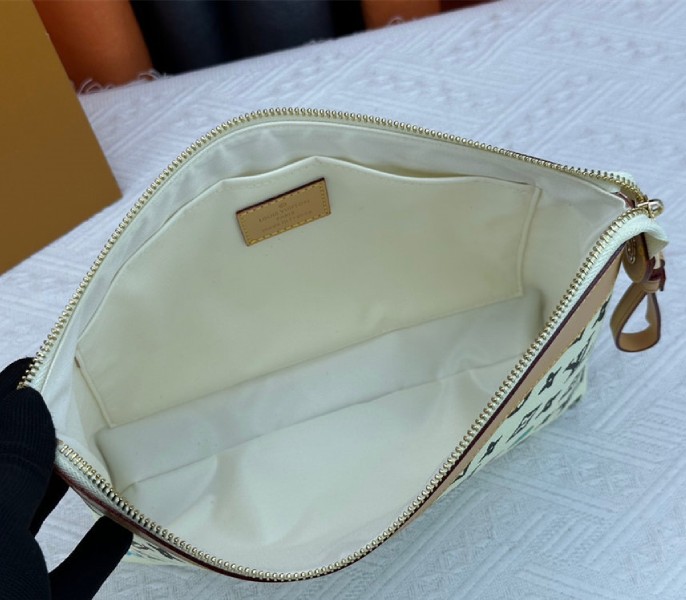 Louis Vuitton Monogram Craggy Voyage Souple Pochette In Vanilla