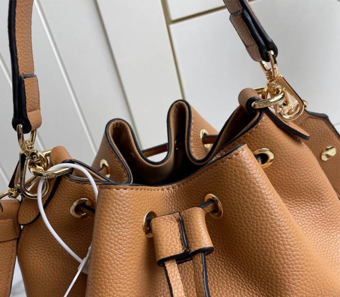 Louis Vuitton Lockme Bucket Bag In Arizona Beige