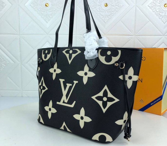 Louis Vuitton Neverfull MM Tote In Black