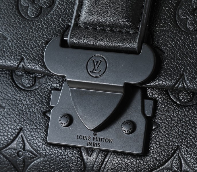 Taurillon Leather S-Cape Messenger