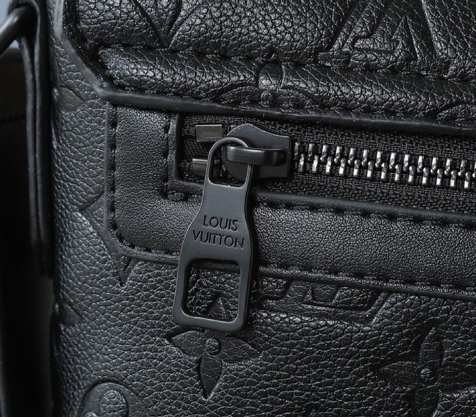 Taurillon Leather S-Cape Messenger