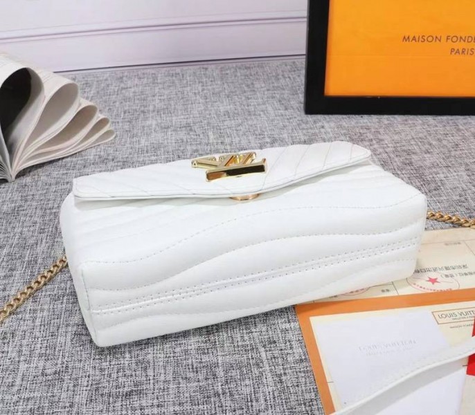 Louis Vuitton Wave Chain Bag In Ivory