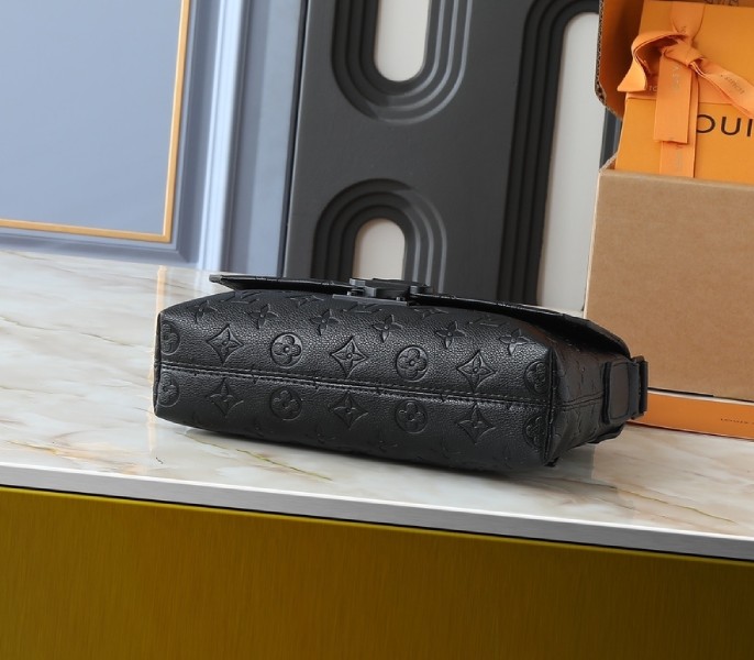 Taurillon Leather S-Cape Messenger