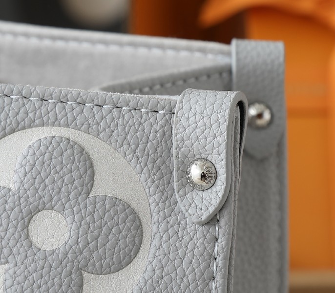 Monogram Empreinte OnTheGo MM Tote In Gray And White Quartz