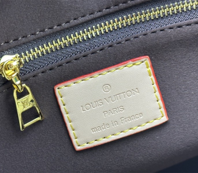 Louis Vuitton Monogram Craggy Onthego PM Tote In Vanilla