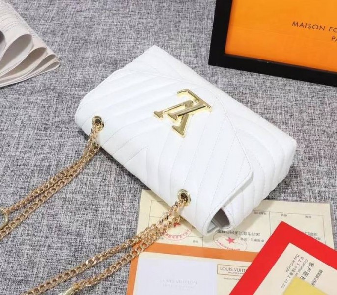Louis Vuitton Wave Chain Bag In Ivory