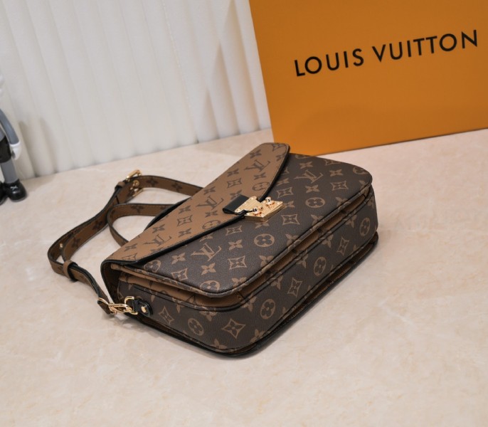 Monogram Reverse Canvas Metis M44876