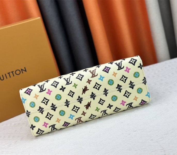 Louis Vuitton Monogram Craggy Onthego MM Tote In Vanilla