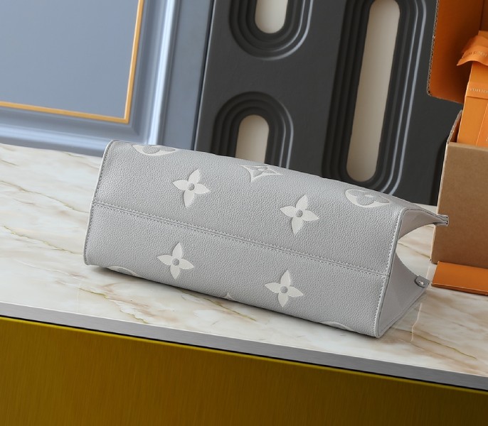 Monogram Empreinte OnTheGo MM Tote In Gray And White Quartz