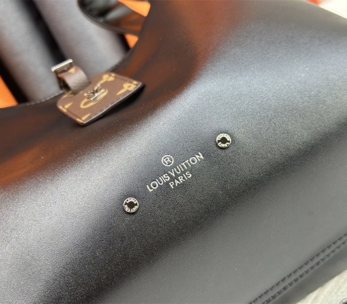 Louis Vuitton Atlantis Vibe MM In Black