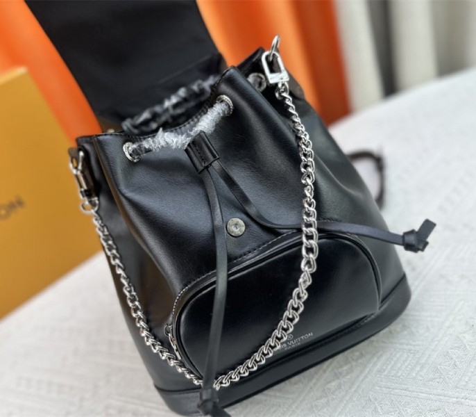 Louis Vuitton Montsouris Vibe PM In Black