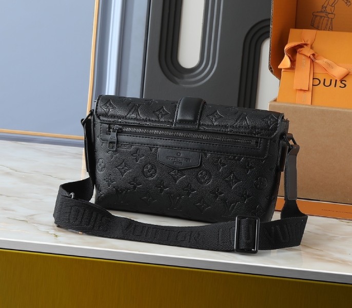 Taurillon Leather S-Cape Messenger