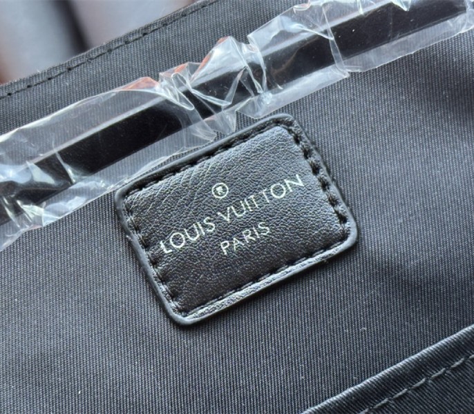 Louis Vuitton Montsouris Vibe PM In Black