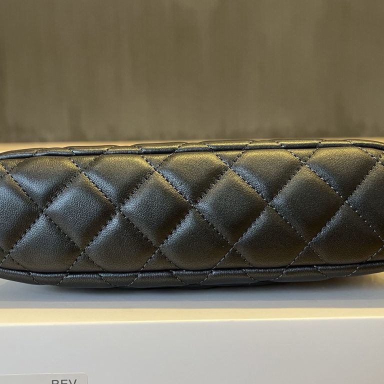 CHANEL Chain bag (high-end grade)