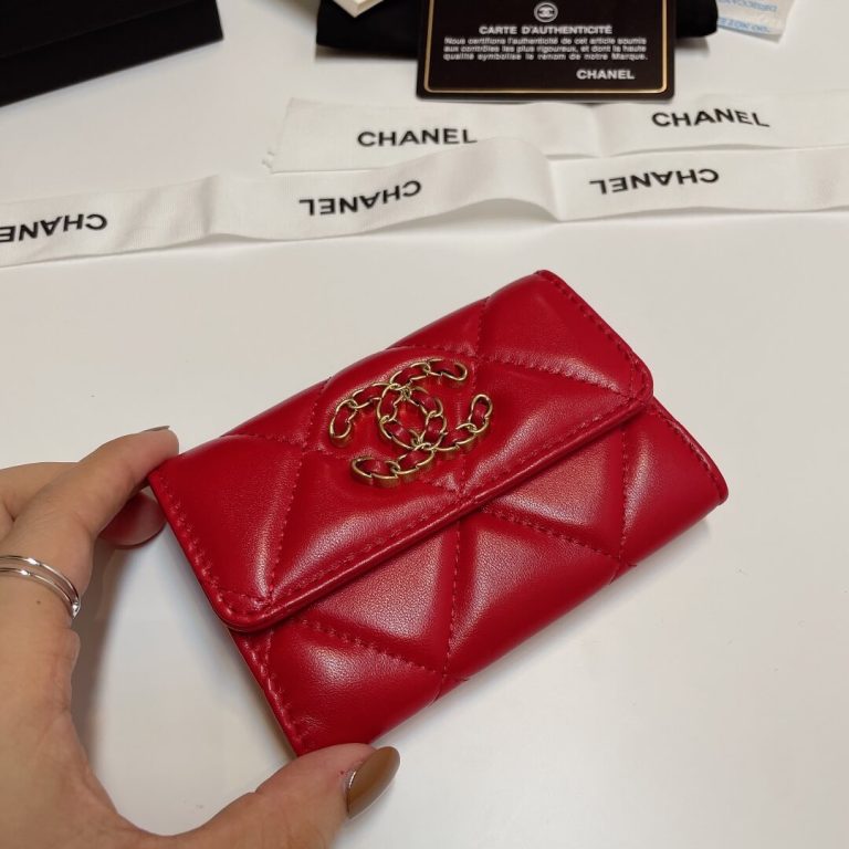 CHANEL 19 card holder with flap
