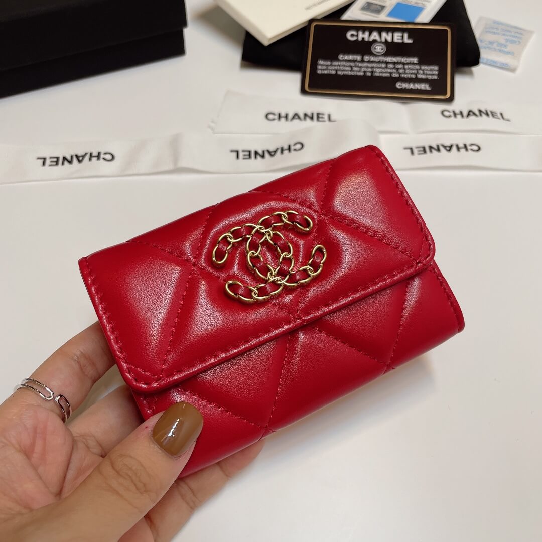 CHANEL 19 card holder with flap