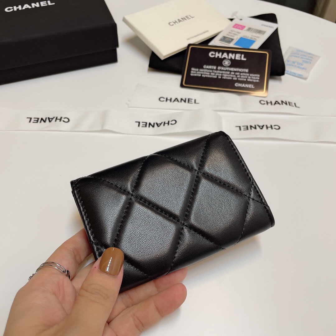CHANEL 19 card holder with flap