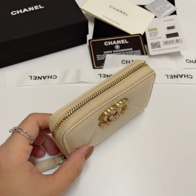 CHANEL Zipper wallet