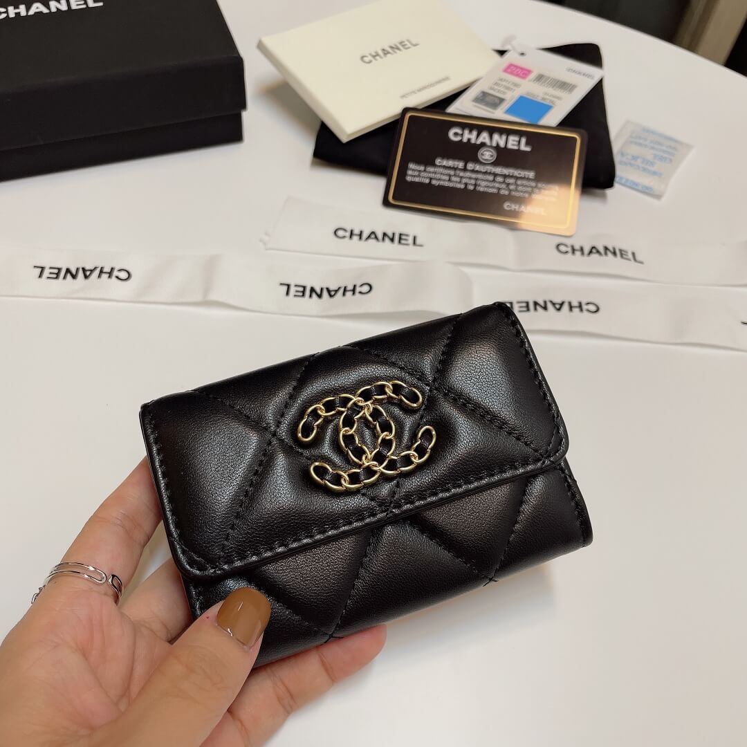 CHANEL 19 card holder with flap