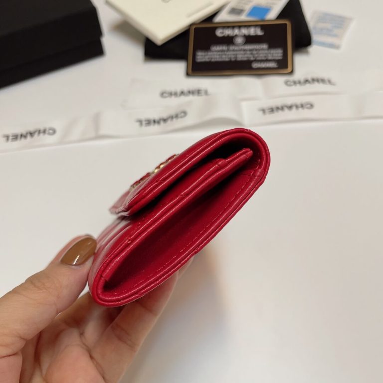 CHANEL 19 card holder with flap