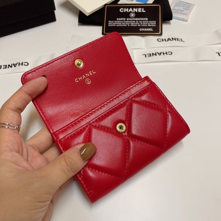 CHANEL 19 card holder with flap