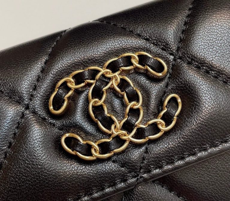 CHANEL 19 card holder with flap