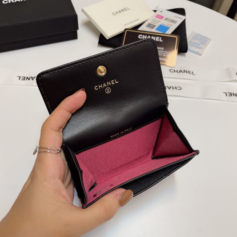 CHANEL 19 card holder with flap