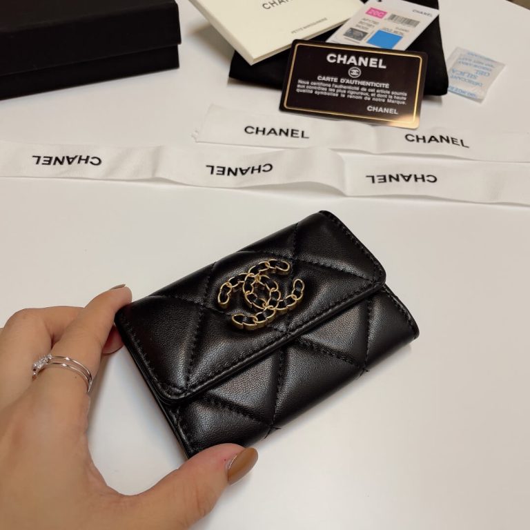 CHANEL 19 card holder with flap