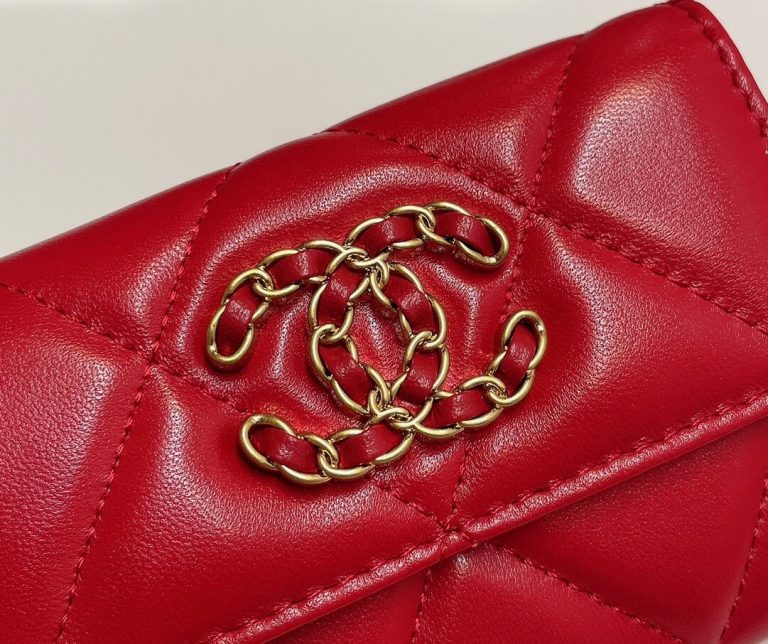 CHANEL 19 card holder with flap