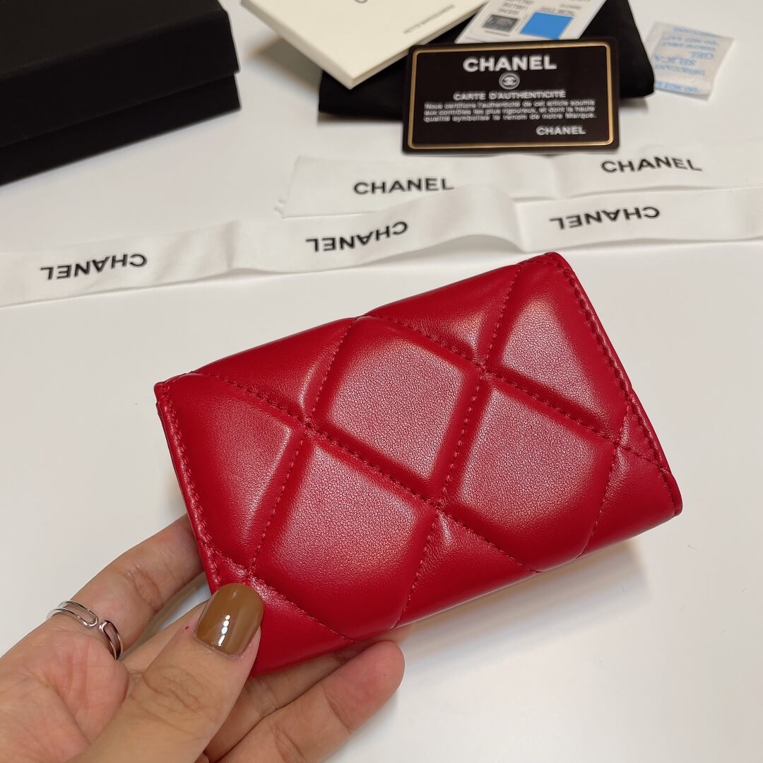 CHANEL 19 card holder with flap