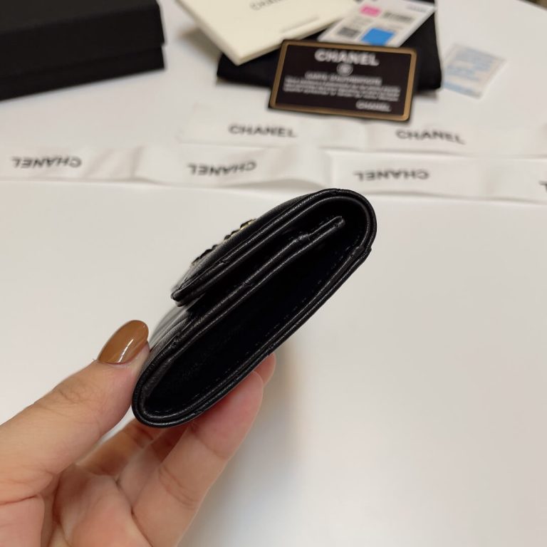 CHANEL 19 card holder with flap