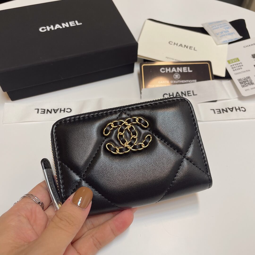 CHANEL Zipper wallet