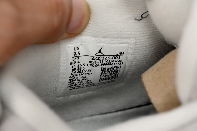 Air Jordan 4 WMNS Frozen Moments AQ9129-001