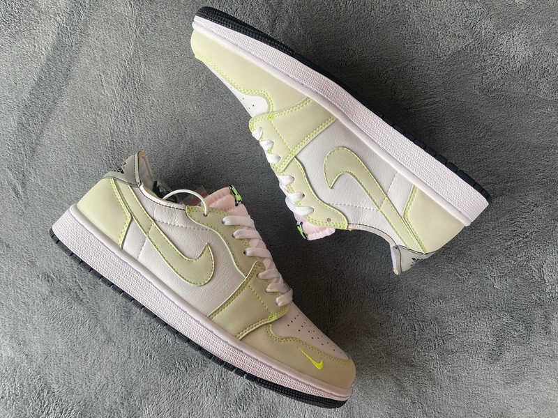 Air Jordan 1 Retro Low White Ghost Green Black DM7837-103