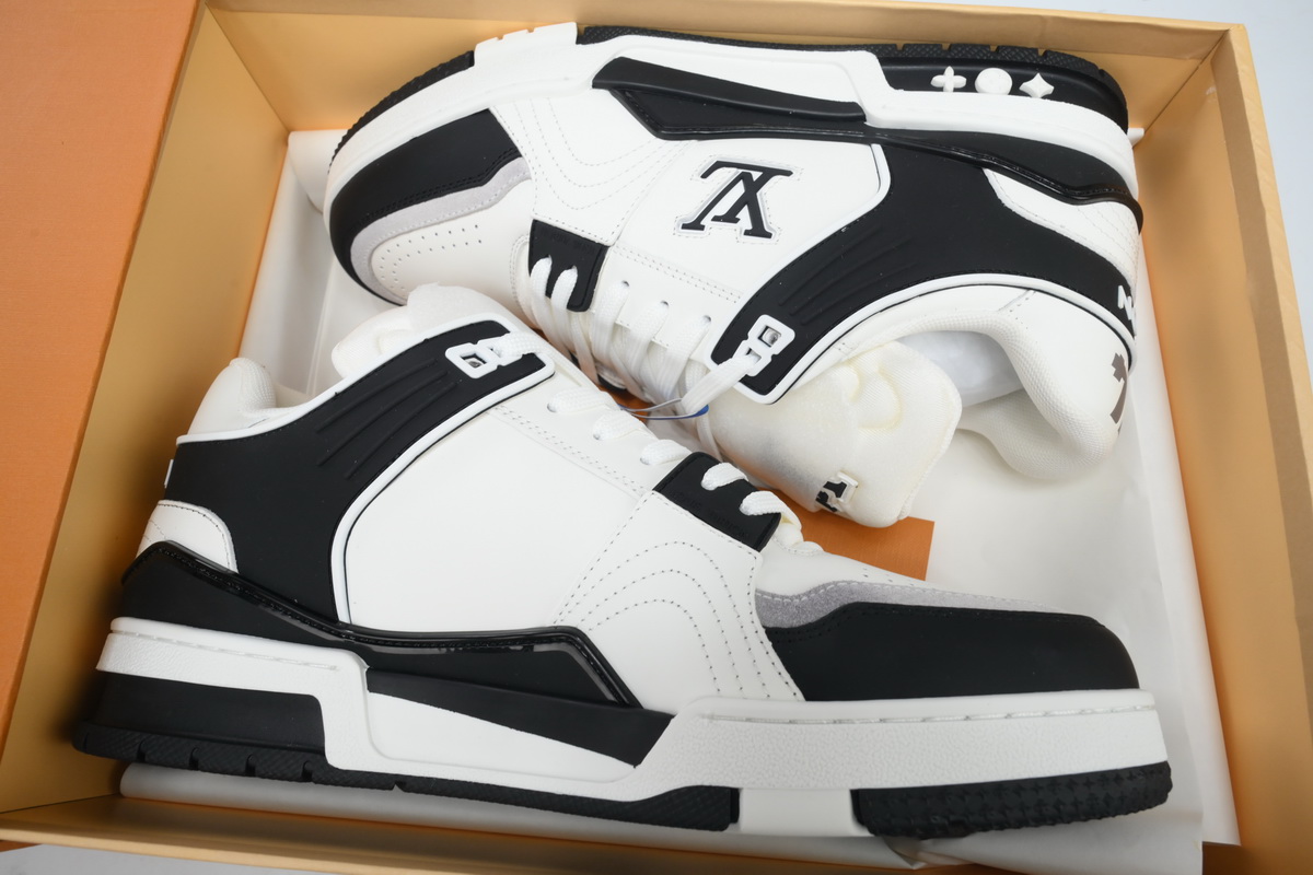 LOUIS VUITTON Trainer Black and White