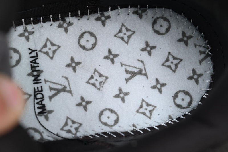 Louis Vuitton Skate Gray Diamonds