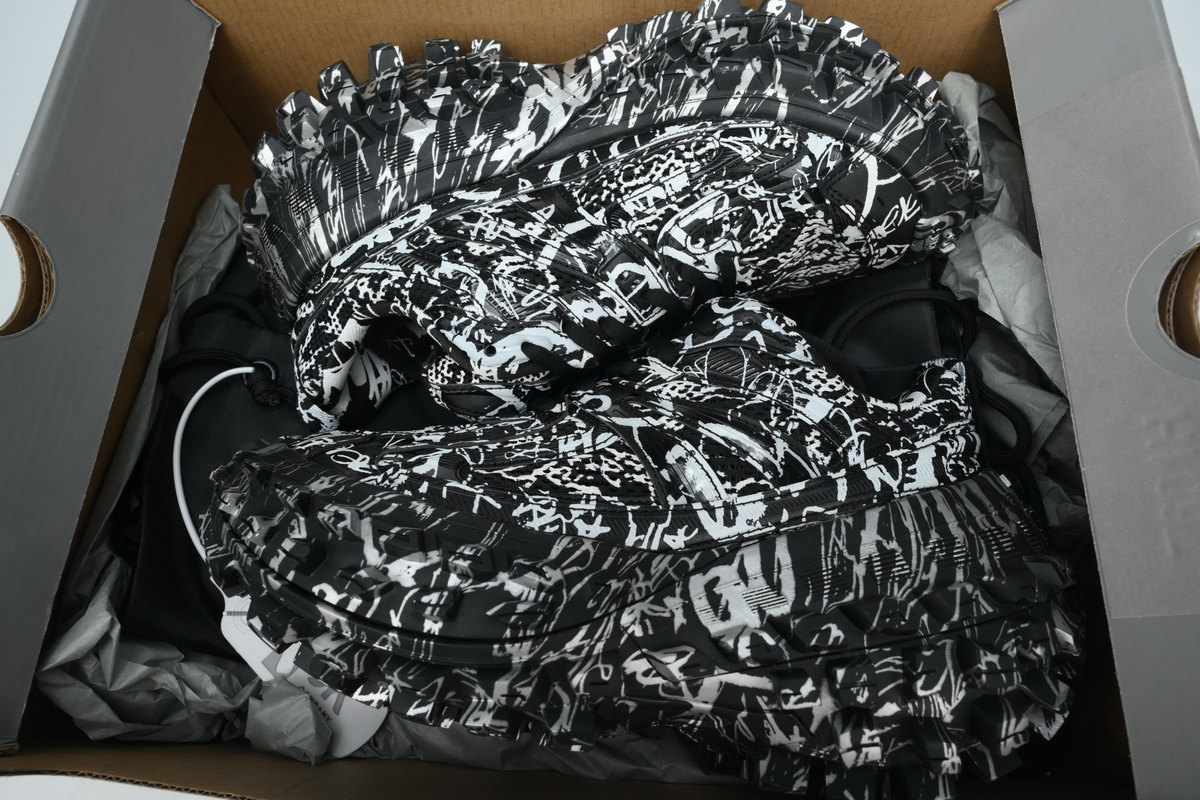 Balenciaga Defender Graffiti 685611 W2RG1 9015