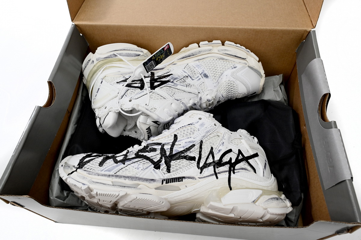 Balenciaga Runner Graffiti White 677402 W3RBQ 9010
