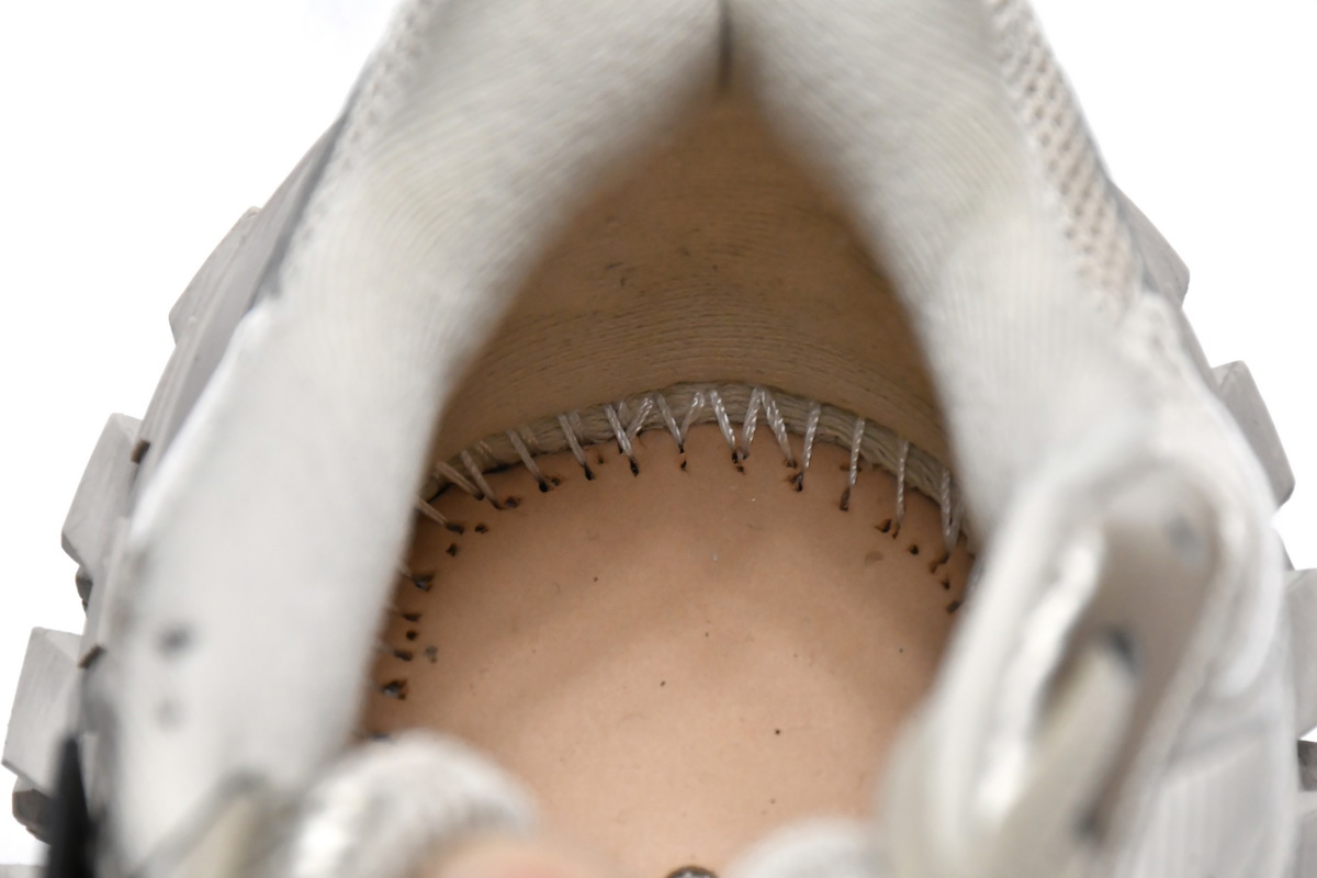 Balenciaga Defender Beige 685611 W2RA6 9700