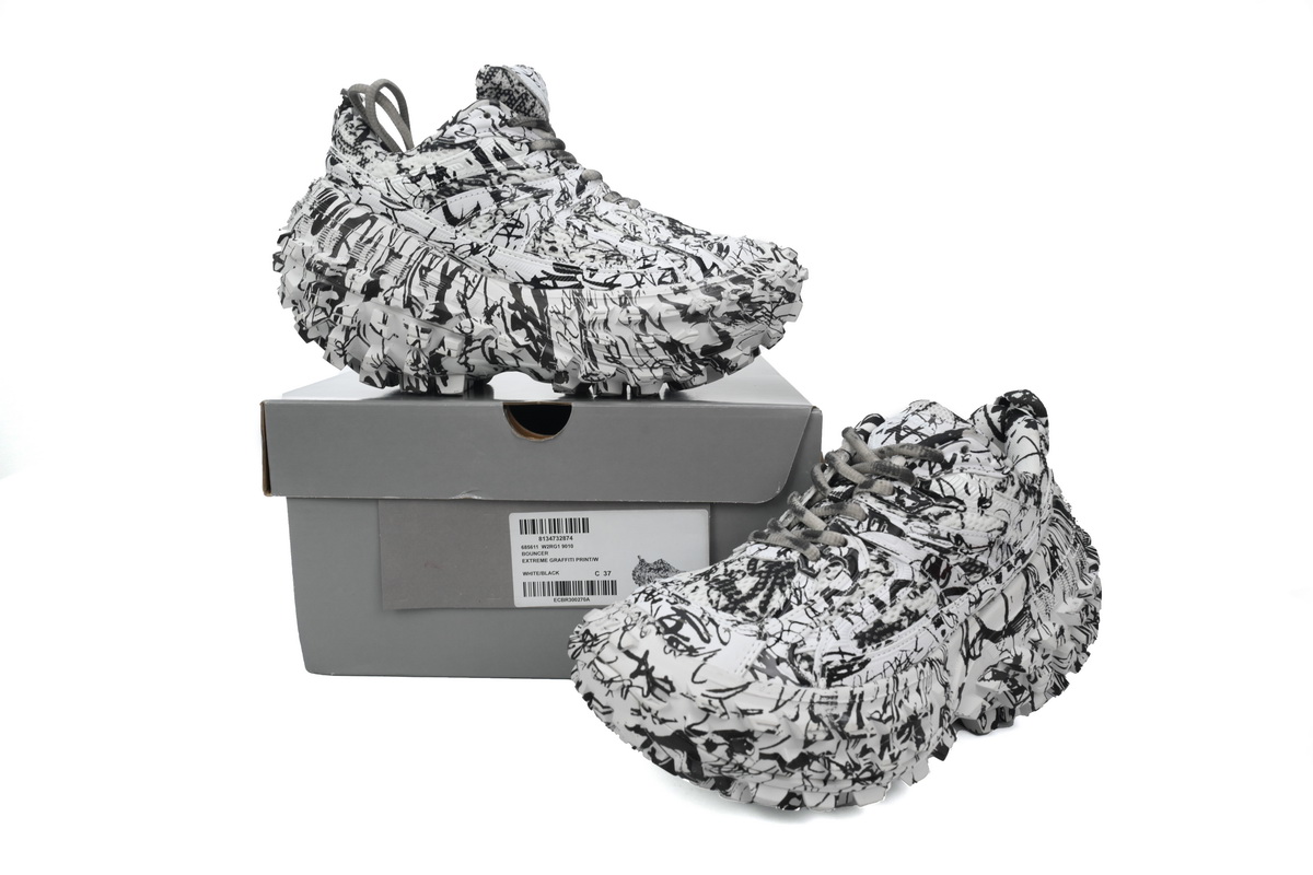 Balenciaga Defender Graffiti 685611 W2RAM 9010