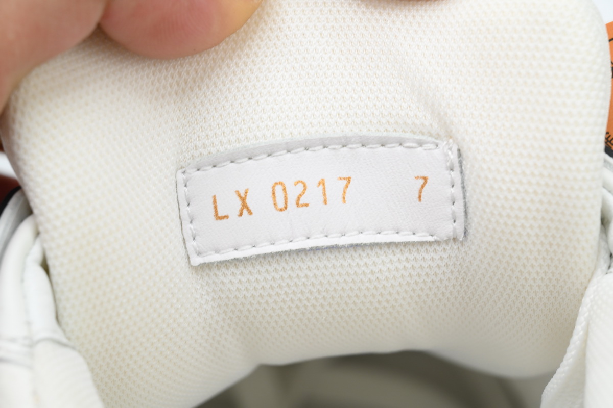 LOUIS VUITTON Trainer White and black