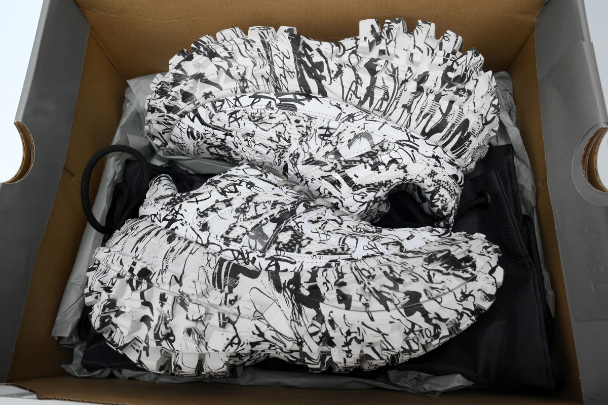 Balenciaga Defender Graffiti 685611 W2RAM 9010