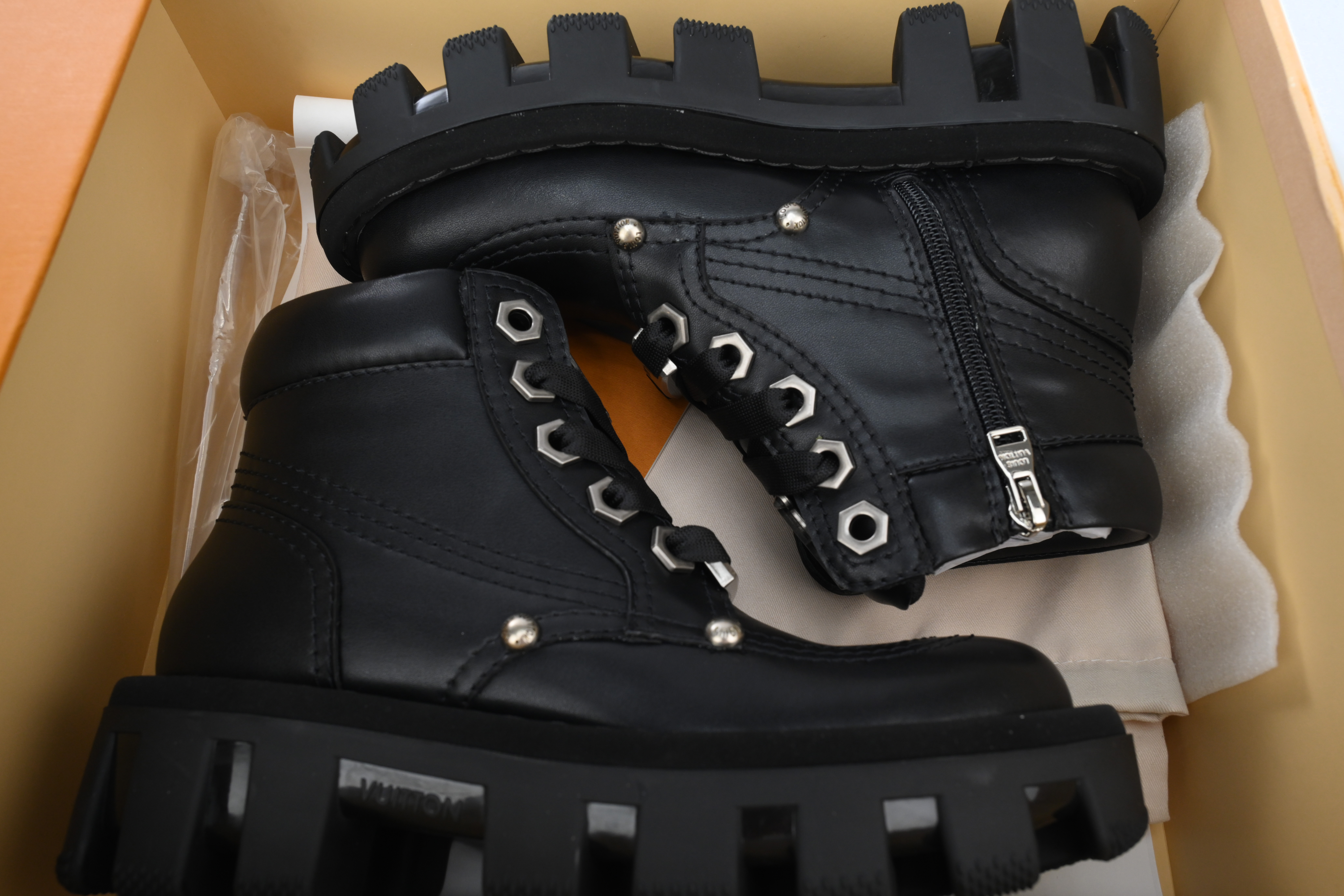 LOUIS VUITTON Martin boots Black pk01