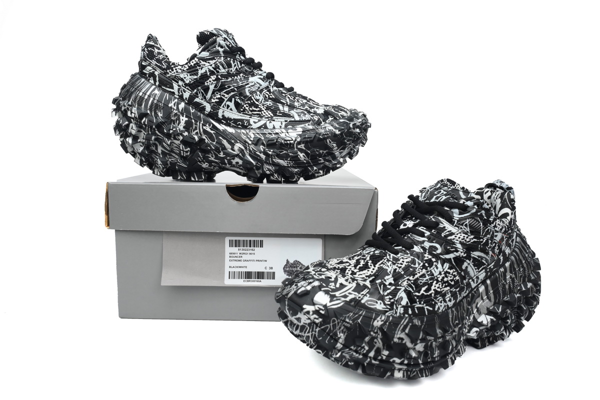 Balenciaga Defender Graffiti 685611 W2RG1 9015