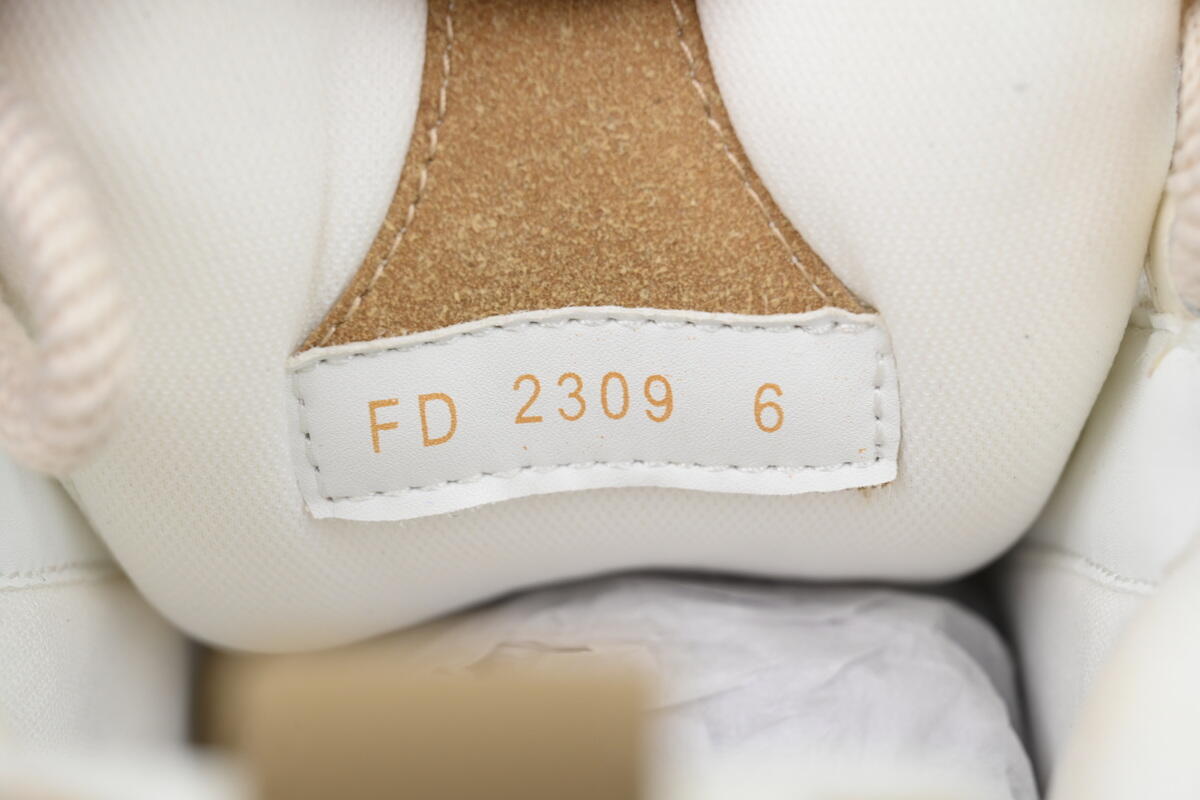 Louis Vuitton Skate Horse Hair Apricot Diamond