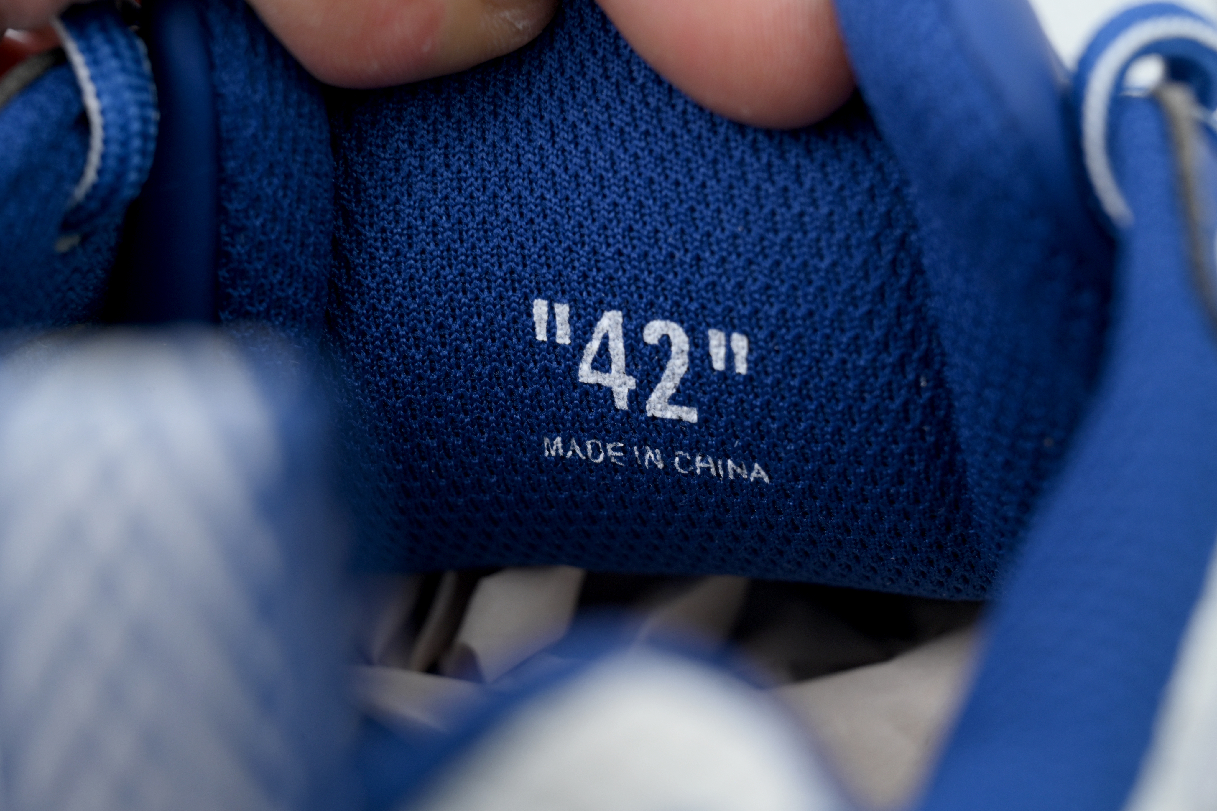 OFF-WHITE Out Of Deep Blue White OMIA295F24 FAB00 10145