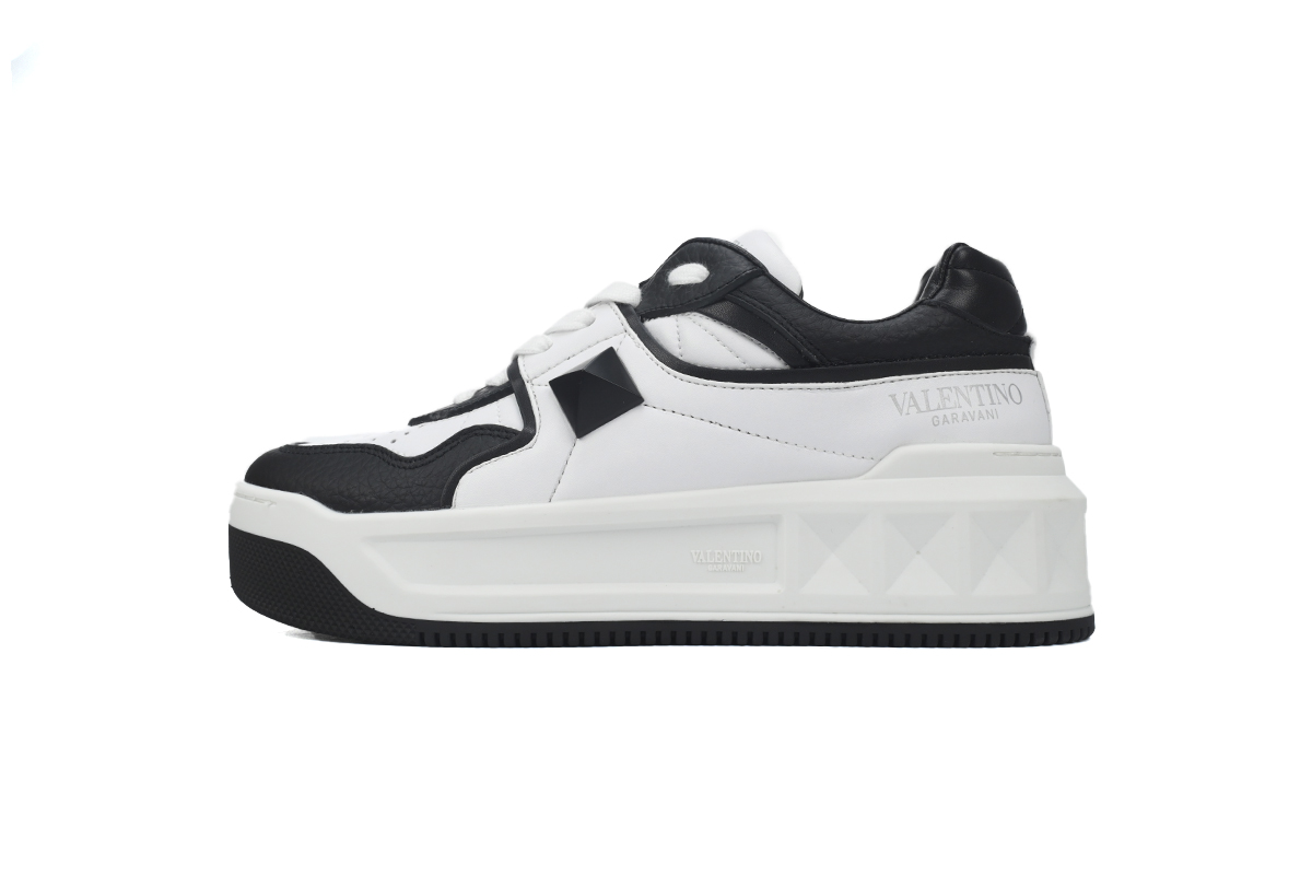 Valentino Garavani ONE STUD Low-Top Sneaker Black and white