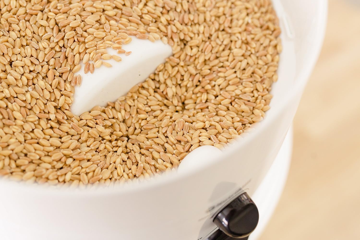 2026 SalesClassic high-speed electric grain grinder, a wheat flour grinder used for making fresh flour, equipped with a stainless steel grinding head